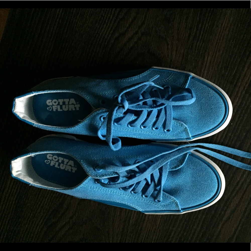 Tennis shoes